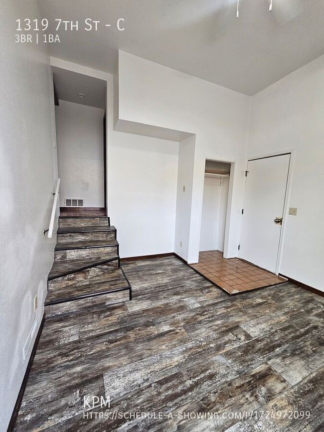 Building Photo - 3 BED | 1 BATH | APARTMENT | CENTRALLY LOC...