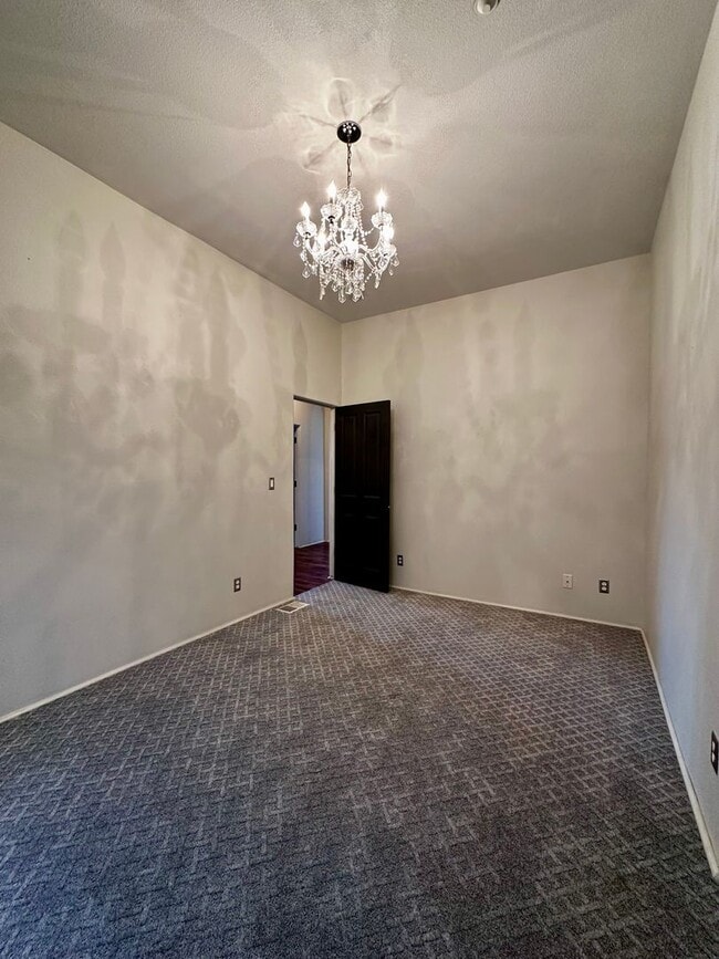 Building Photo - 3 bed 2 bath Well-Maintained Home in Prime...