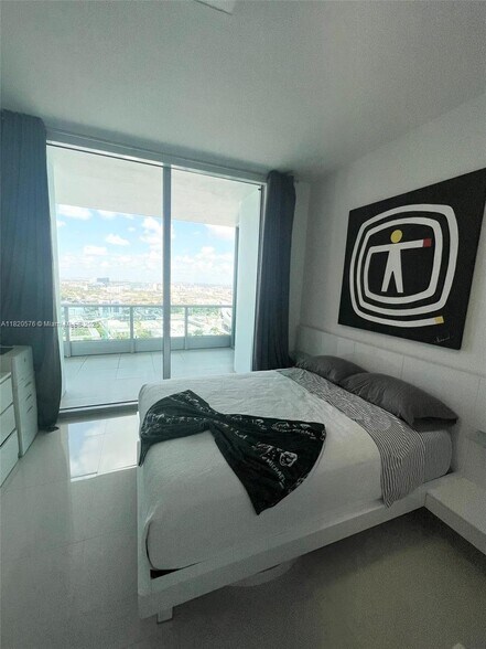 Building Photo - 900 Biscayne Blvd