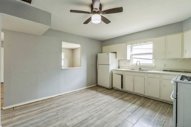 Building Photo - LIMITED TIME**NO APPLICATION FEE**1/2 OFF DEPOSIT**