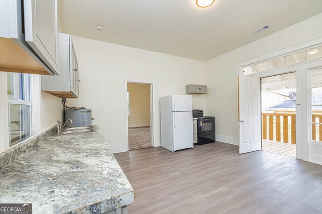 Building Photo - 6 W Oak St