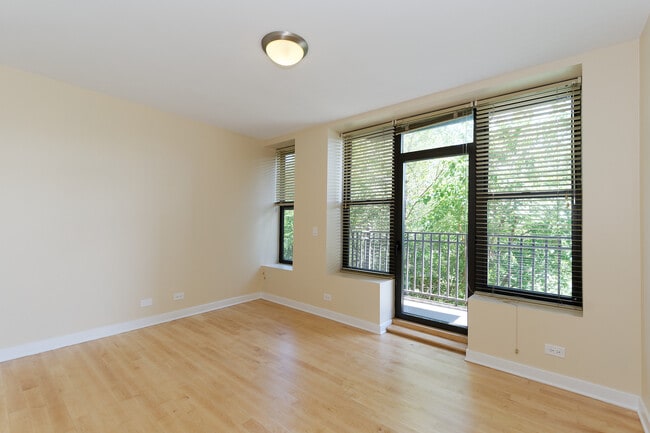 Building Photo - 811 W Eastwood Ave