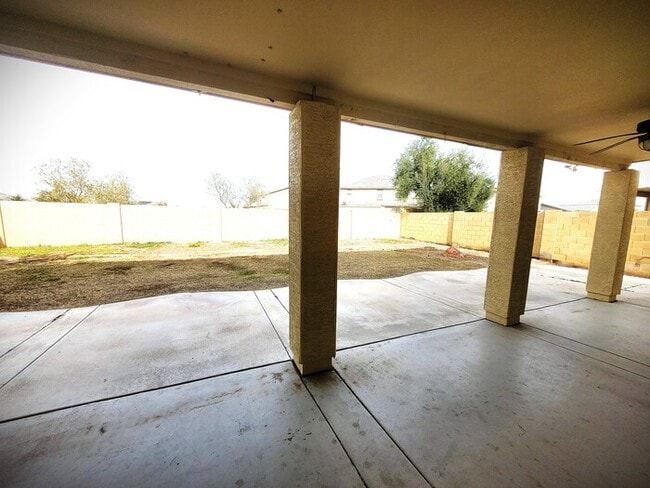 Building Photo - LARGE 5 bedroom 3 bath