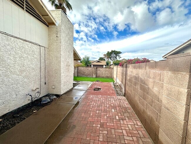 Building Photo - Trails at Scottsdale! Updated patio home with multiple patios