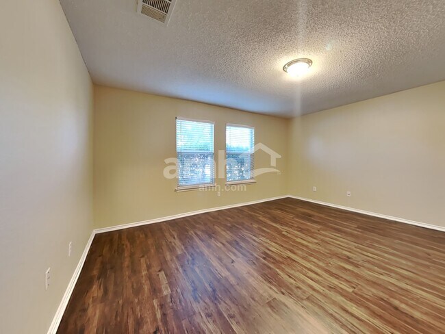 Building Photo - 115 Clover Leaf Ln