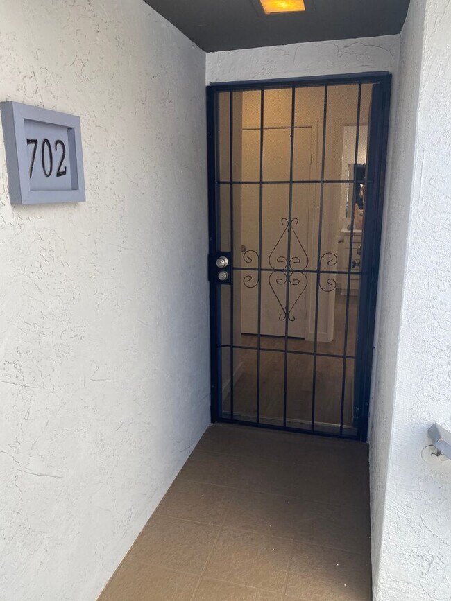 Building Photo - Move-In Special! Large 2BR Condo with GARAGE