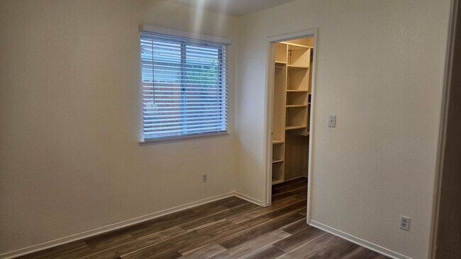 Building Photo - Great NW home with POOL & SOLAR!