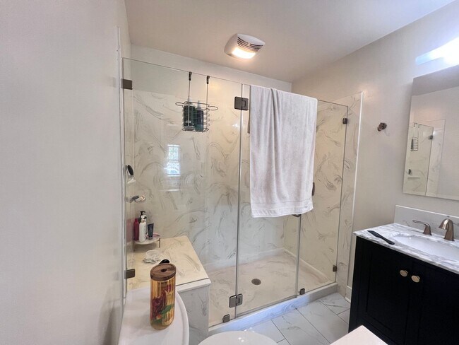 Building Photo - Fully Updated Home in San Leandro Available for Rent!!