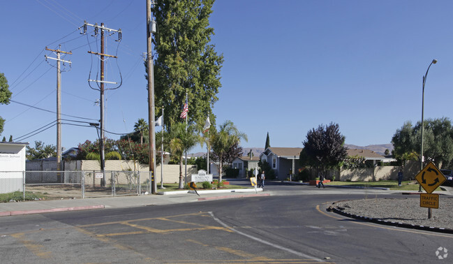 Building Photo - Home Town Eastridge