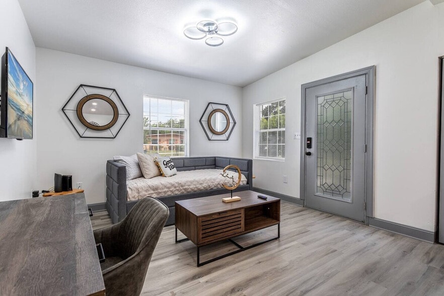 Building Photo - 5343 Hermosa St