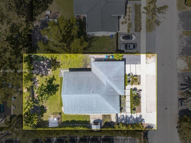 Building Photo - 1126 NE 16th Ct