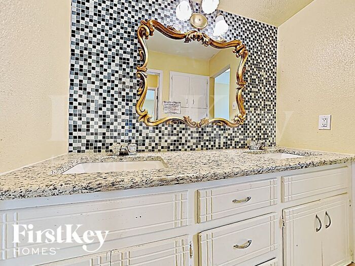 Building Photo - 2405 Laredo Ct