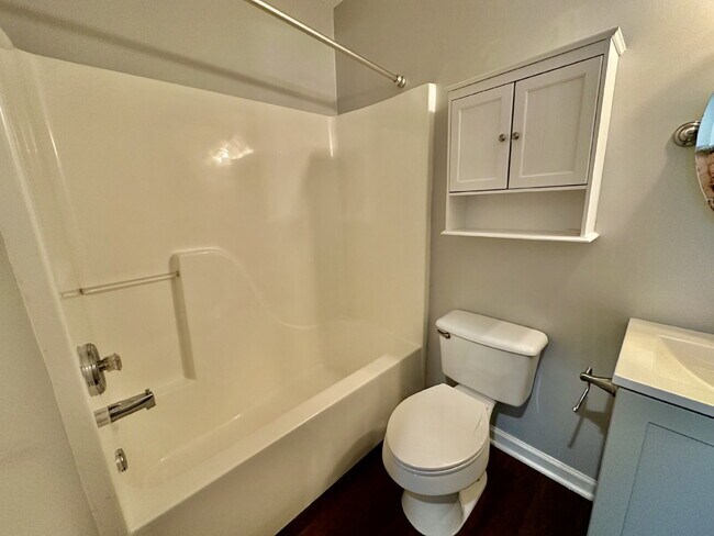 Building Photo - Bright and Airy Three Bedroom Home in Lake...
