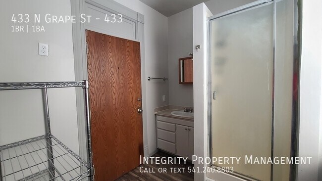 Building Photo - 433 N Grape St