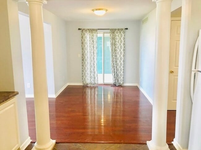 Building Photo - 106 Chesterfield Ct