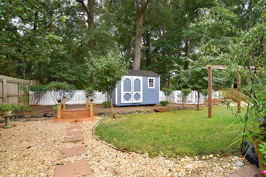 Shed for additional storage - 16611 Glenfurness Dr