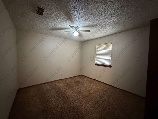 Building Photo - Cozy 2 bedroom 1 bathroom apartment with fireplace.