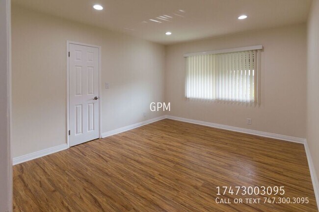 Building Photo - 12828 Oxnard St
