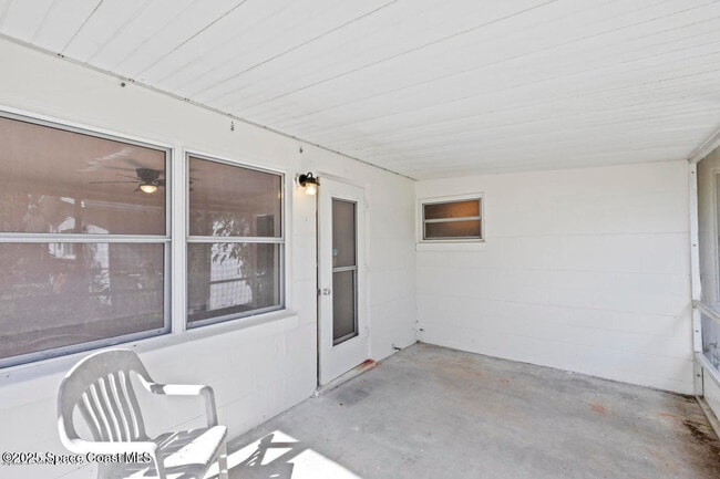 Building Photo - 738 Japonica Dr