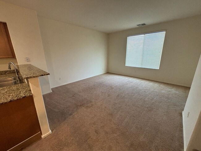 Building Photo - GUARD GATED 3 BED 2.5 BATH 2 CAR GARAGE TOWNHOUSE w/ 3 FLOORS