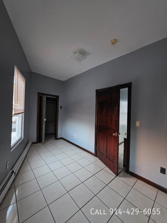 Building Photo - 104 Oak St