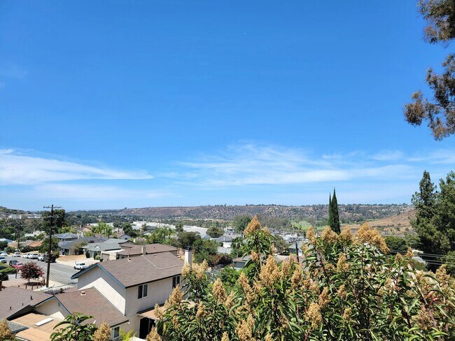 Building Photo - Darling, Move-In Ready Home in Highly Sought After Neighborhood w/ a Great View!!