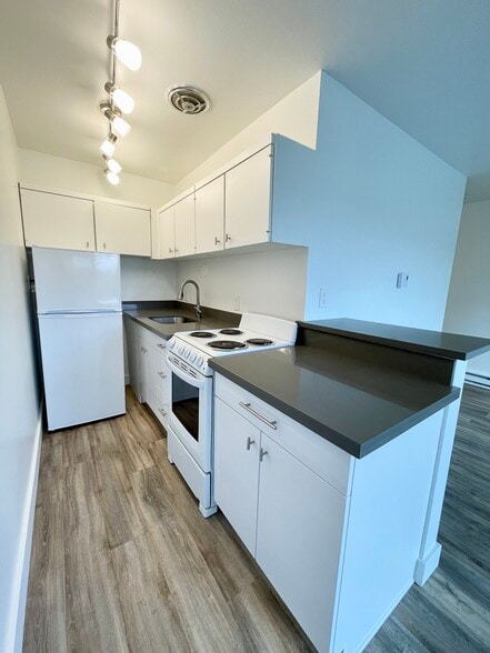 Building Photo - Village Vista Apartments