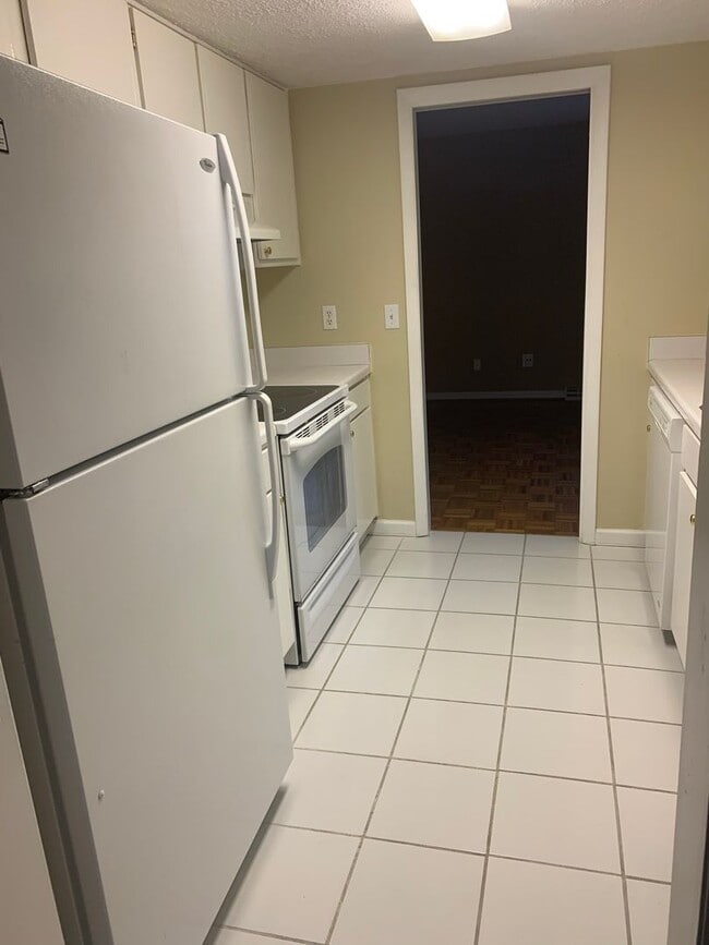 Building Photo - Upcoming Spacious End Unit in Francisco Place!