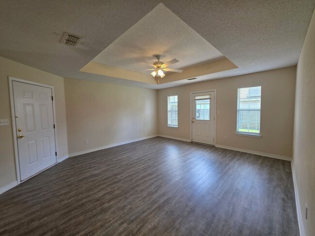 Building Photo - 3BR/2BA home with 2 car garage and privacy...