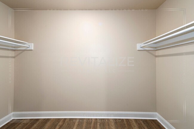 Building Photo - 1704 McGill Ave