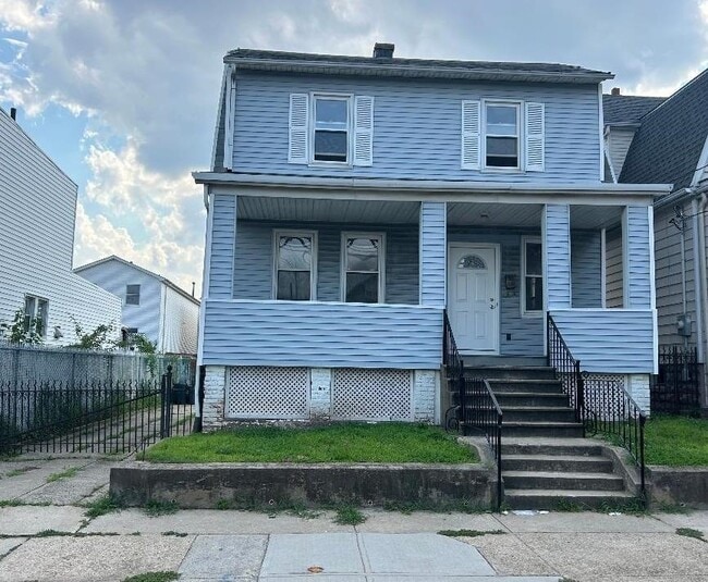 Primary Photo - 165 Gates Ave