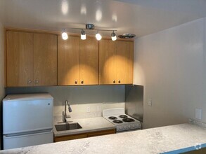Building Photo - Woodlake Studio