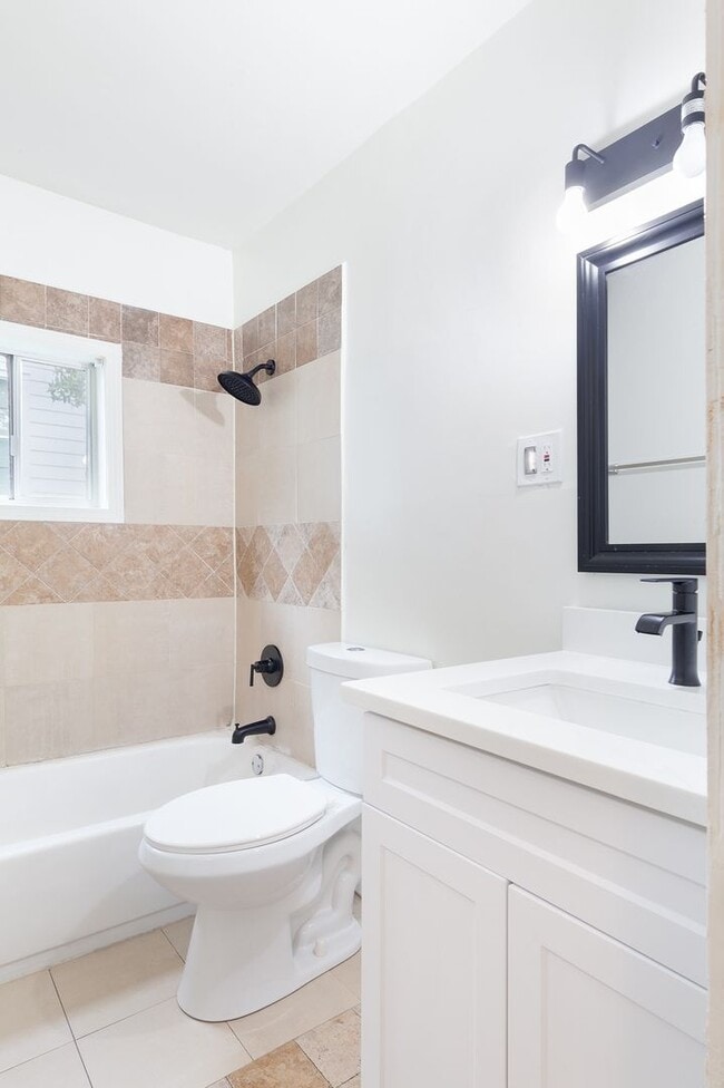 Building Photo - Beautiful Newly Renovated 2/1 w/ Large Fen...