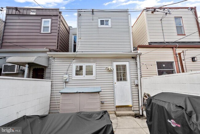 Primary Photo - 207 Daly St
