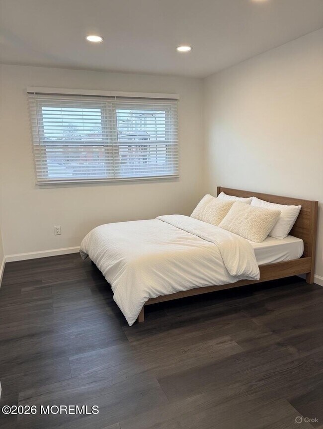 Building Photo - 2133 Bridge Ave