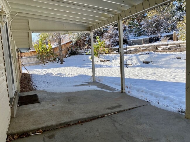 Building Photo - Spacious Tri-Level Home Featuring 4BD/2.5B...