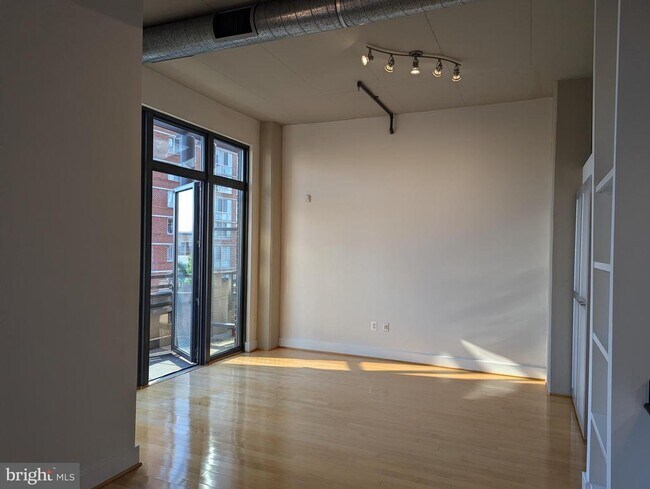 Building Photo - 520 John Carlyle St