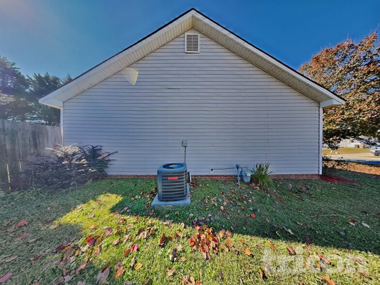 Building Photo - 204 Wexford Dr