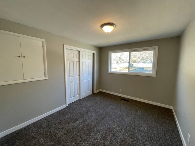 Building Photo - 4 Bed/1.5 Home Bath in Ogden
