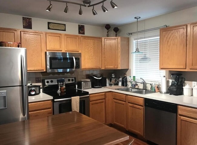Building Photo - 812 Knoll Dr