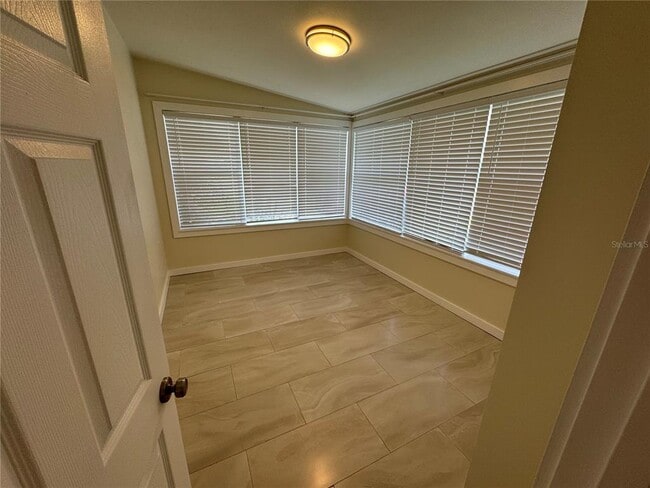 Building Photo - 303 Colonia Ln W