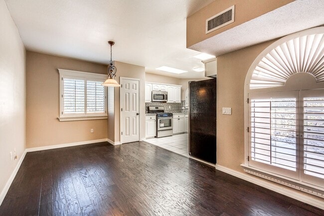 Building Photo - Amazing Tri-Level Westside Rental Home w/ ...