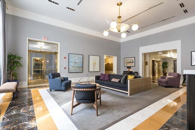 Building Photo - 330 River St