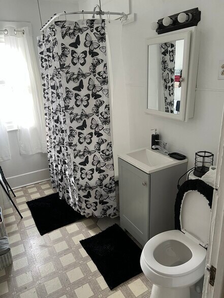 Building Photo - 160 Stafford Ave