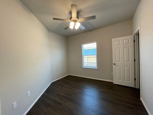 Building Photo - TOWNHOME FOR RENT
