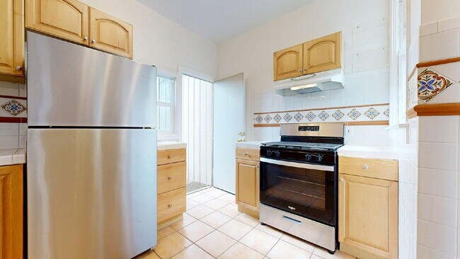 Building Photo - Convenient & Large 2BR/1BA Flat w/ In Unit Laundry & Dishwasher