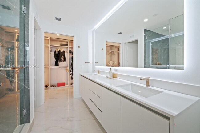 Building Photo - 700 NE 24th St