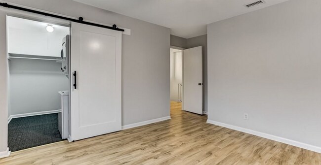Building Photo - Charming Town Home Available August 12th.