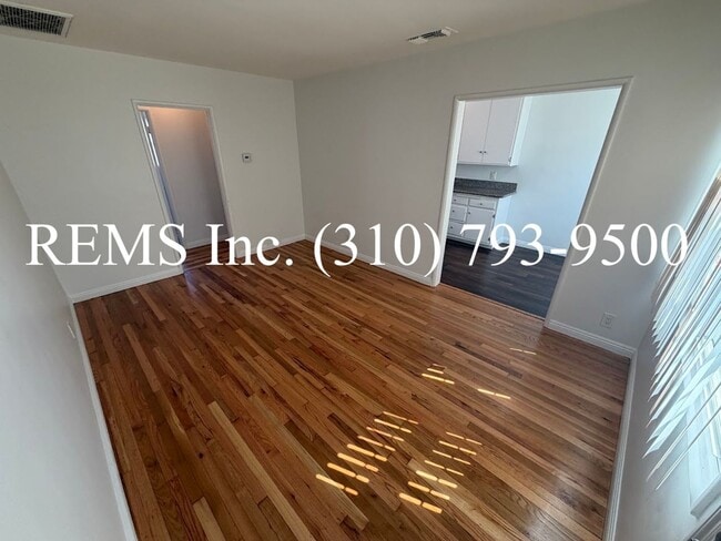 Building Photo - 938 S Oak St