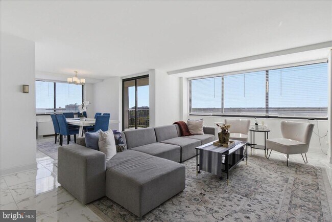 Building Photo - 301 N Beauregard St